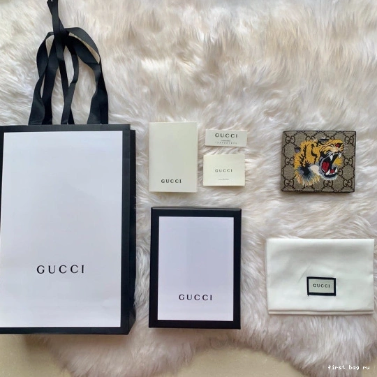 First bag ru GUCCI WALLET 0817